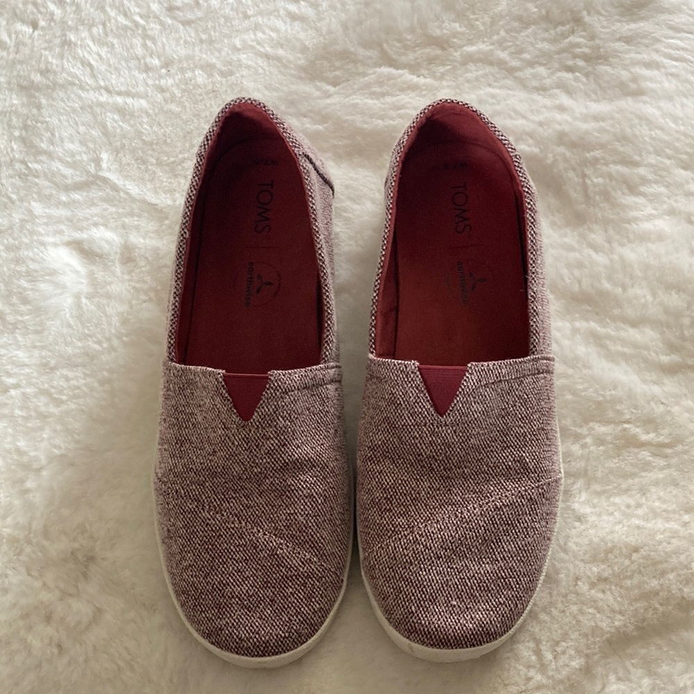 Toms 7.5 slip-ons